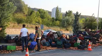 Tokat'ta kamyondan düşen şeftaliler yola savruldu