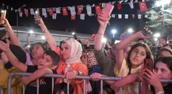 Bitlis'in düşman işgalinden kurtuluşunun 108. yıl dönümü etkinlikleri kapsamında Ender Balkır konser verdi
