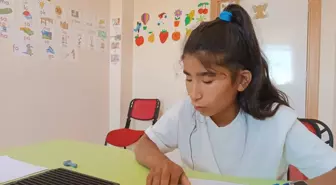 Görme Engelli Çocuk Braille Alfabesiyle Okuma ve Yazmayı Öğrendi