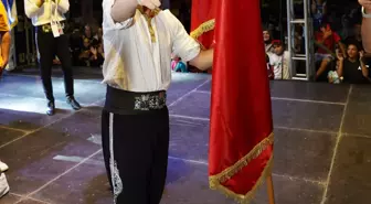Rize'de düzenlenen festivalde 'En hızlı sıcak çay içme' yarışmasını kazanan Yiğit Kaan Gök, milli sporcu Yusuf Dikeç pozu verdi