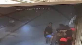 Fatih'te Operasyon Geçiren Kişi Yere Düştü, Otomobilin Üstünden Geçti