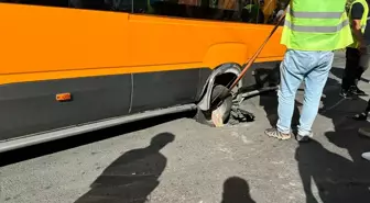 Fatih'te yol çökmesi sonucu minibüs çukura düştü