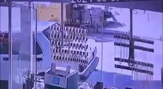 İETT Otobüsü Motosiklete Çarptı: 4 Katlı Binaya Çarptı