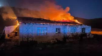 Van'da Elektrik Kontağından Çıkan Yangın Sonucu Ev Kullanılamaz Hale Geldi