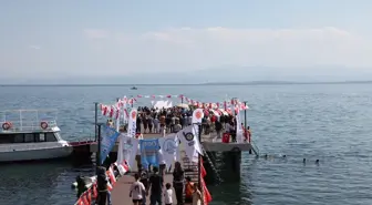 Bitlis'te Van Gölü'nde 14 kilometrelik yüzme maratonu düzenlendi