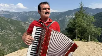 Artvin'in Şavşat ilçesinde 44 yıldır akordiyon çalan Mehmet Yılmaz