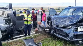 Ardahan'da kamyonet ile otomobilin çarpıştığı kazada 7 kişi yaralandı