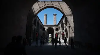 Erzurum Çifte Minareli Medrese'de sergilenen 113 eser dikkat çekiyor