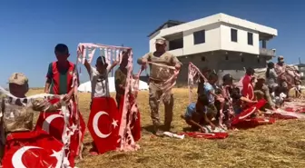 Diyarbakır'da Dicle Elektrik çalışmasına engel olan çocuklara jandarma tarafından ikramlık yiyecekler ve Türk bayraklı uçurtmalar dağıtıldı