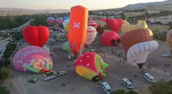 Nevşehir Kültür Yolu Festivali'nde Figürlü Sıcak Hava Balonları Gösteri Uçuşu Gerçekleştirdi