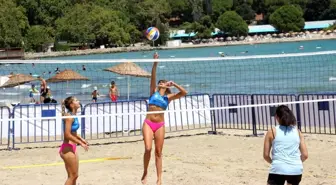 Gelibolu'da Geleneksel Plaj Voleybolu Turnuvası Başladı