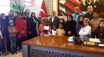 Ersevenler Mahallesi 4-6 yaş grubu Kur'an kursu öğrencileri Filistin için yardım kumbarası takdim ettiler