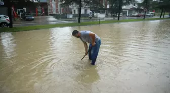 Ordu'nun Altınordu ilçesinde şiddetli yağış nedeniyle ev ve iş yerleri su altında kaldı