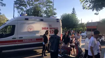 Tekirdağ Çorlu'da otomobil ile çarpışan motosikletli genç kadının yaralandığı kaza kameraya yansıdı