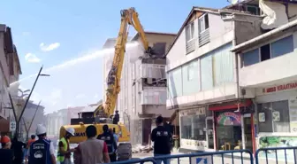 Pendik'te İETT Otobüsü Dükkanı Yıktı