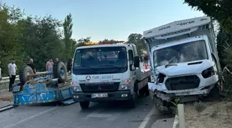 Uşak'ta traktör ile kamyonet çarpışması: 1 kişi hayatını kaybetti