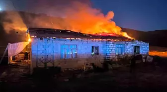 Van'ın Tuşba ilçesinde çıkan yangında bir evin çatısı tamamen yandı