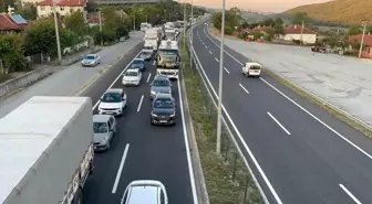 Anadolu Otoyolu'nda Trafik Kuyruğu Oluştu