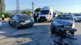 Bursa'da üç aracın karıştığı kazada 2 kişi hafif yaralandı