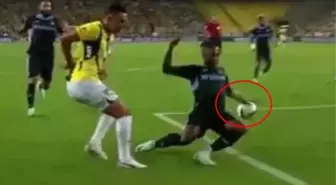 Futbolcular hakemin üzerine koştu! İşte Fenerbahçe'nin penaltı beklediği pozisyon