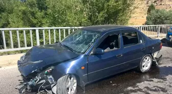 Malatya'da otomobil köprü korkuluklarına çarptı: 2 yaralı