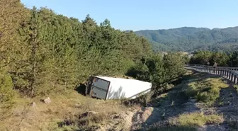 Bolu'da şarampole devrilen tırın sürücüsü yaralandı