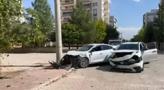 Diyarbakır'da Kafa Kafaya Çarpışan Otomobillerde 3 Kişi Yaralandı