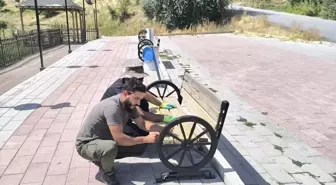 Hakkari Belediyesi Hasar Gören Oturma Banklarını Yeniliyor