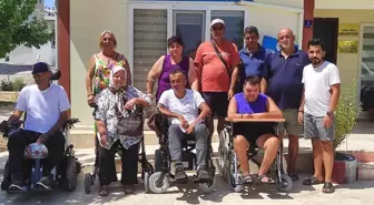 Yurt dışında yaşayan hayırseverlerden engelli vatandaşa akülü tekerlekli sandalye bağışı