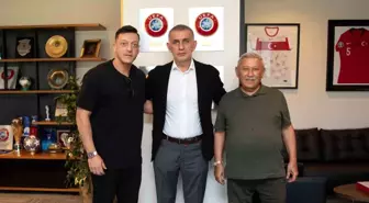 İbn Haldun Üniversitesi Mütevelli Heyeti Başkanı Prof. Dr. İrfan Gündüz ve Mesut Özil, TFF Başkanı Hacıosmanoğlu'nu ziyaret etti