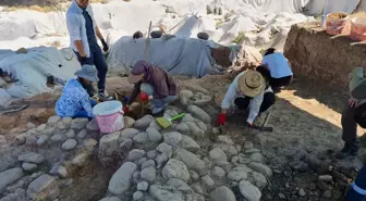 İzmir'deki Yassıtepe Höyüğü'nde 5 Bin Yıllık Depo Yapısı Bulundu