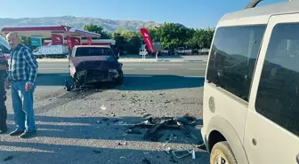 Malatya'da otomobil ile hafif ticari araç çarpıştı, 2 kişi yaralandı