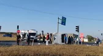 Kırmızı Işık İhlali Yapan Araç, Servis Midibüsüne Çarptı: 11 Yaralı