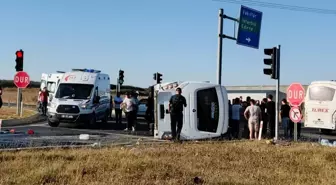 Tekirdağ'da servis midibüsü ile hafif ticari araç çarpıştı: 12 işçi yaralandı