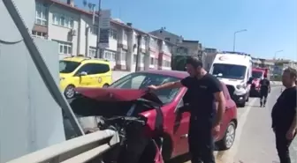 Yalova'da demir bariyerlere çarpan otomobilin sürücüsü kurtarıldı