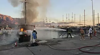 Antalya'nın Kemer ilçesinde gezi teknesi yandı