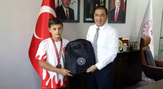 Ağrı Gençlik ve Spor İl Müdürü, İsmail Demirci U13 Erkekler Serbest Güreş Türkiye Şampiyonası'nda başarılı olan güreşçileri kabul etti