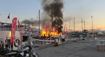 Kemer'de Tekne Yangını: 1 Tekne Tamamen Yanarken, 2 Teknede Hasar Oluştu