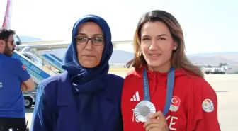 Milli boksör Hatice Akbaş Malatya'da coşku ile karşılandı