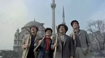 Salak Milyoner filmi oyuncuları kim, konusu ne, sonu nasıl bitiyor? Salak Milyoner filmi ne zaman, nerede çekildi? Salak Milyoner filmi gerçek mi?