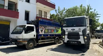 Alanya'da bir evden 4 kamyon çöp çıkarıldı