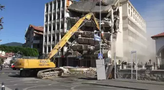 Zonguldak'ta depreme dayanıklı olmayan belediye binasının yıkımına başlandı