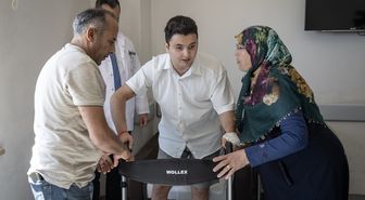 Kafa travması geçiren genç, tedaviyle yürümeye ve konuşmaya başladı