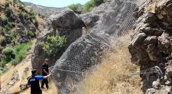 Şırnak'ta Tehlikeli Kayalar Çelik Halatlarla Bağlandı