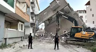 Hatay'da kontrollü yıkım sırasında bina devrildi