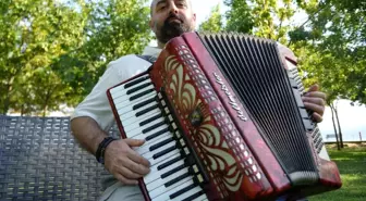 Depremde kaybettiği aşkı için şarkı yazan adamın hikayesi