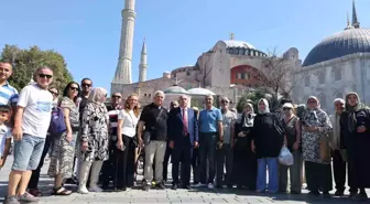 İstanbul'da Darülaceze Kız Öğrenci Yurdu'nda misafir edilen emekliler İstanbul'un tarihi yerlerini gezdi