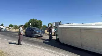 Sivas Kangal'da Minibüs ve Otomobil Çarpıştı: 2 Yaralı