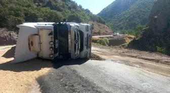 Tunceli'de Buğday Yüklü Tır Devrildi, 1 Kişi Yaralandı