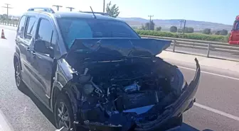 Afyonkarahisar'da hafif ticari araç tıra çarptı: 6 yaralı